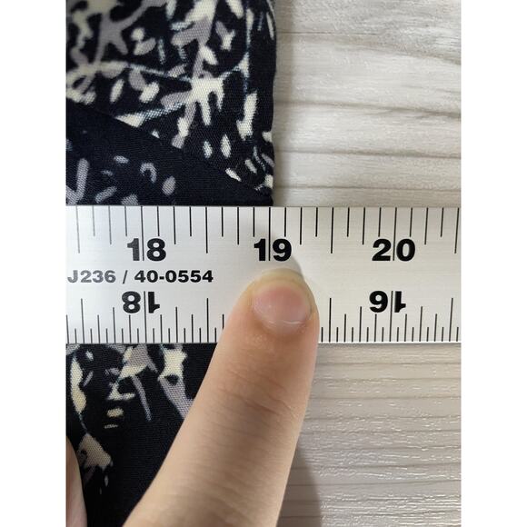 Very Vineyard Shirt Womens Small Black White Floral Button Front Henley Rayon - Picture 5 of 8